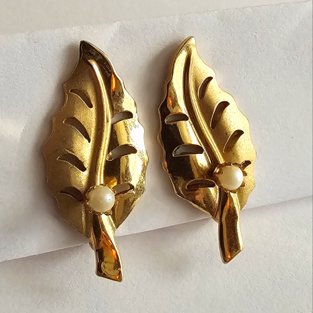 Vintage leaf earrings clip on gold tone leaves white pearl pearlcore